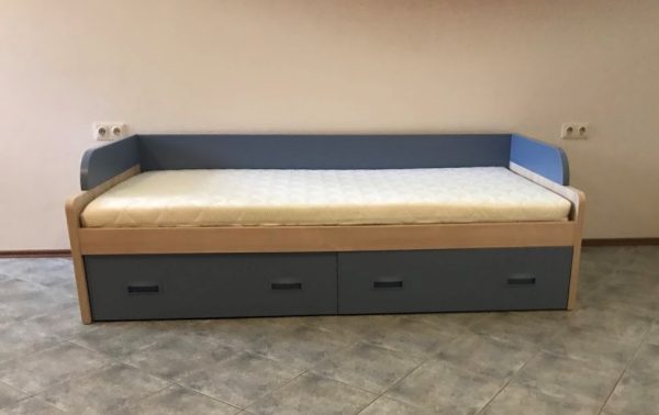 lova-su-stalčiais-jaunuolio-kambariui