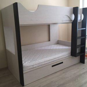 двухъярусная кровать для троих детей