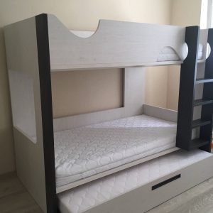двухъярусная кровать для троих детей