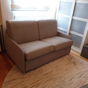 kompaktiška-sofa-lova