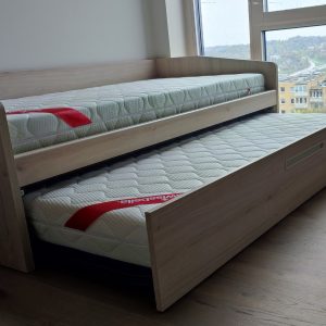 lova-dviems-vaikams-gulta-berniem
